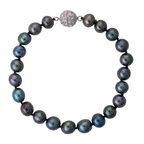 Delicate pearl bracelet with crystal clasp